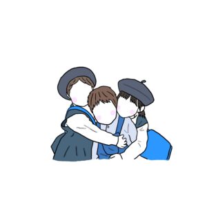 幼子ひとりが園児2人に抱かれている