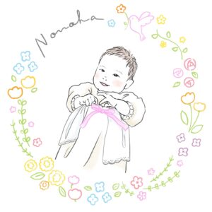 服にリボンをあしらって。赤ちゃんを囲む花のイラストとネームと