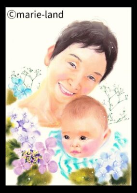 紫陽花に囲まれた、赤ちゃんを抱っこする女性