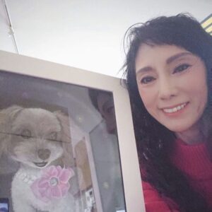 女性と、額に入れた作品