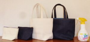 キャンバス地のバッグとポーチ