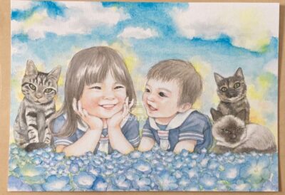 青いお花畑の中に描かれた、2人のお子さんと3匹の猫ちゃん
