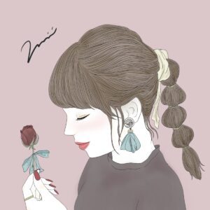 女性が蕾のバラを手に微笑む