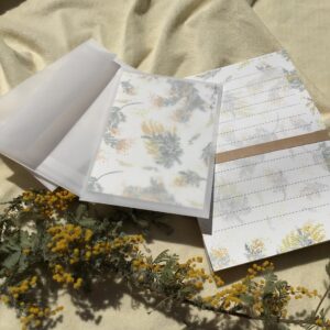 淡く印刷されている草花の絵