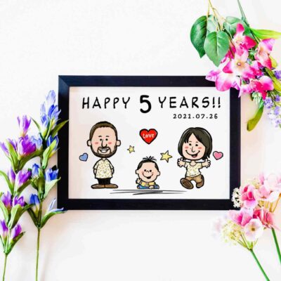 「HAPPY 5 YEARS！」の文字、日付、夫婦と男の子のキャラ風似顔絵