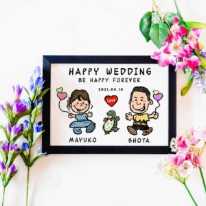 「happy wedding be happy forever」の文字、カジュアルな服装の新郎新婦、カメも一緒の似顔絵