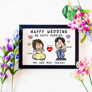 「happy wedding be happy forever」の文字、カラードレスなど着用の新郎新婦似顔絵、名前と日付け入り