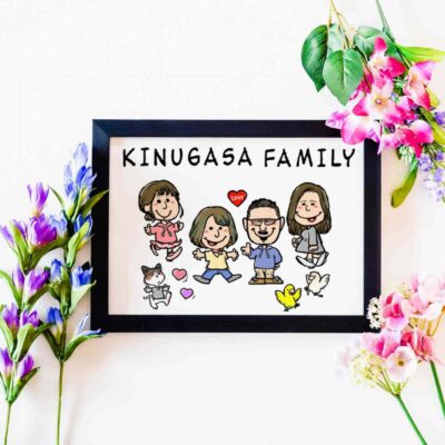 「KINUGASA FAMILY」の文字、ご夫婦と娘、猫と小鳥のキャラ風似顔絵