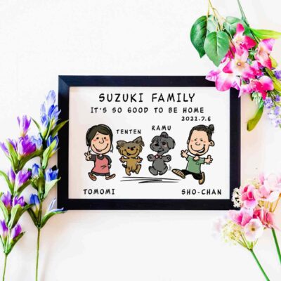 「SUZUKI FAMILY IT7S SO GOOD TO BE HOME」の文字、夫婦と愛犬のキャラ風似顔絵、名前入り