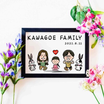 「KAWAGOE FAMILY」の文字と日付、夫婦と子供、ウサギ2羽のキャラ風似顔絵