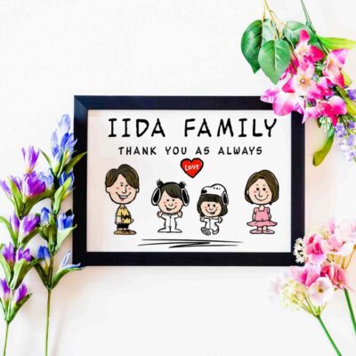 「IIDA FAMILY」「THANK YOU AS ALWAYS」の文字、人気キャラ風のファミリー似顔絵