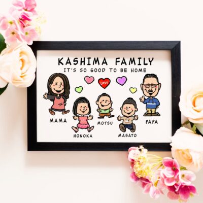 「KASHIMA FAMILY IT'S SO GOOD TO BE HOME」の文字、夫婦と子供たちのキャラ風似顔絵