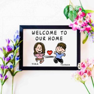 「WELCOME TO OUR HOME」の文字、カップルのキャラ風似顔絵、名前
